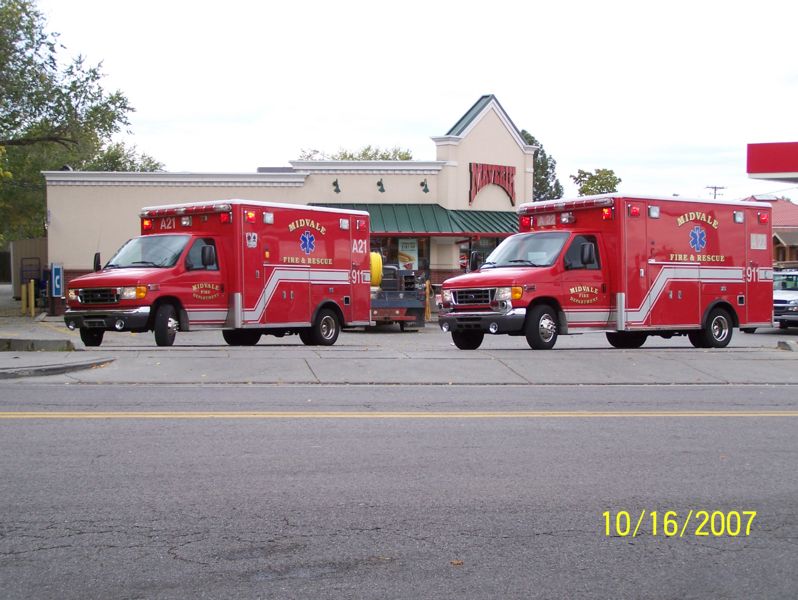 File:Ambulances 21 & 22-2.jpg